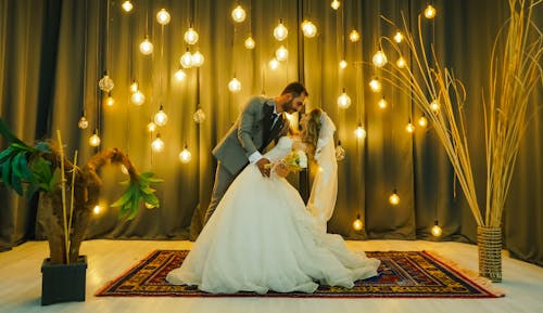Gratis lagerfoto af bøjning, brudekjole, bryllupsfotografering
