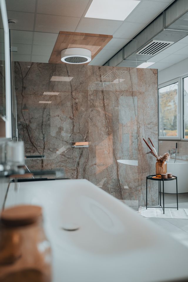 Badezimmer mit Marmorflächen und natürlichem Licht