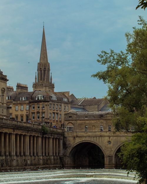 Free View of the historic Pulteney Bridge in Bath, England with river and architecture. Stock Photo