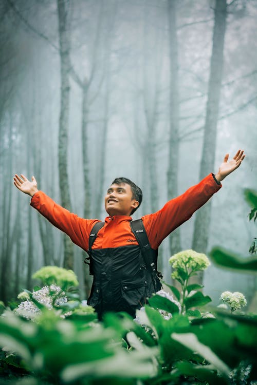 Photo De Sourire Avec Ses Bras écartés