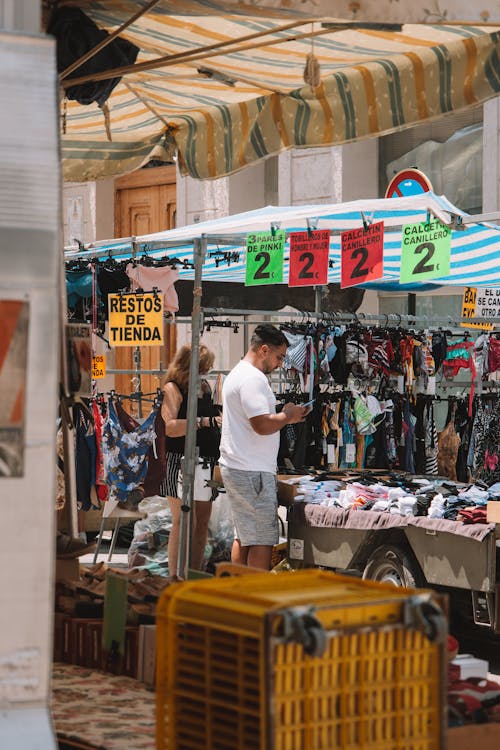 Immagine gratuita di bazar, clienti, stallo dei vestiti