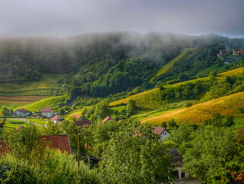 Foto profissional grátis de aldeia, casas, colinas