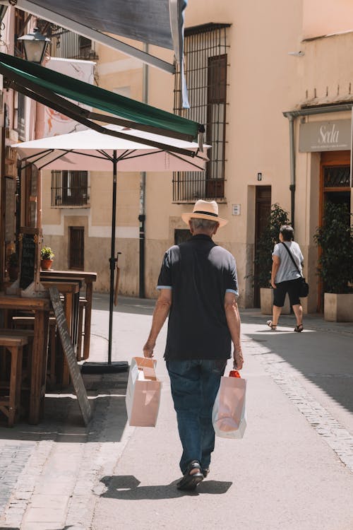 Immagine gratuita di borse, camminando, cappello