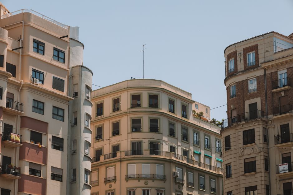 Explora la arquitectura tradicional y las fachadas soleadas de los encantadores edificios de apartamentos de Valencia.