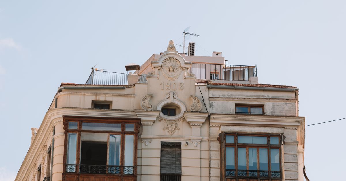 Explore the intricate architecture of a 1908 building in Valencia's urban landscape.