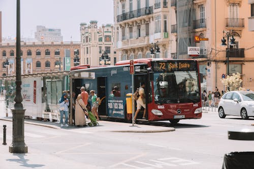 Foto d'estoc gratuïta de autobús, carrer, carrers de la ciutat