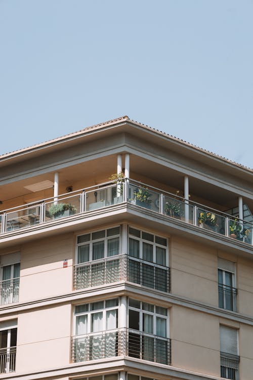 Безкоштовне стокове фото на тему «балкони, Будівля, вертикальні постріл»