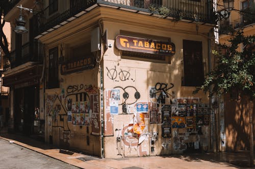 duvar yazısı, kabin, Kent içeren Ücretsiz stok fotoğraf