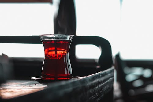テーブルの上のガラスのトルコ茶