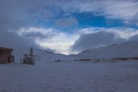 阴云密布的天空、遥远的山脉与令人惊叹的雪山景观，构成了完美的冬季背景