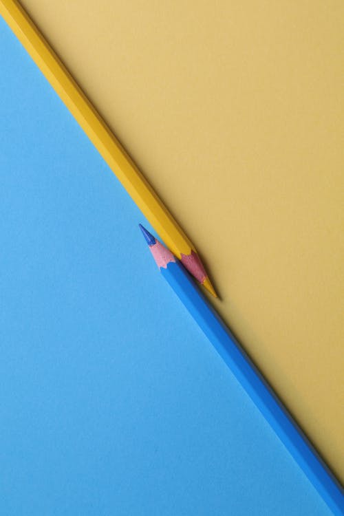 免费 黄色和蓝色的彩色铅笔 素材图片