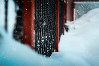特写雪中链条围栏，凸显冬季精髓