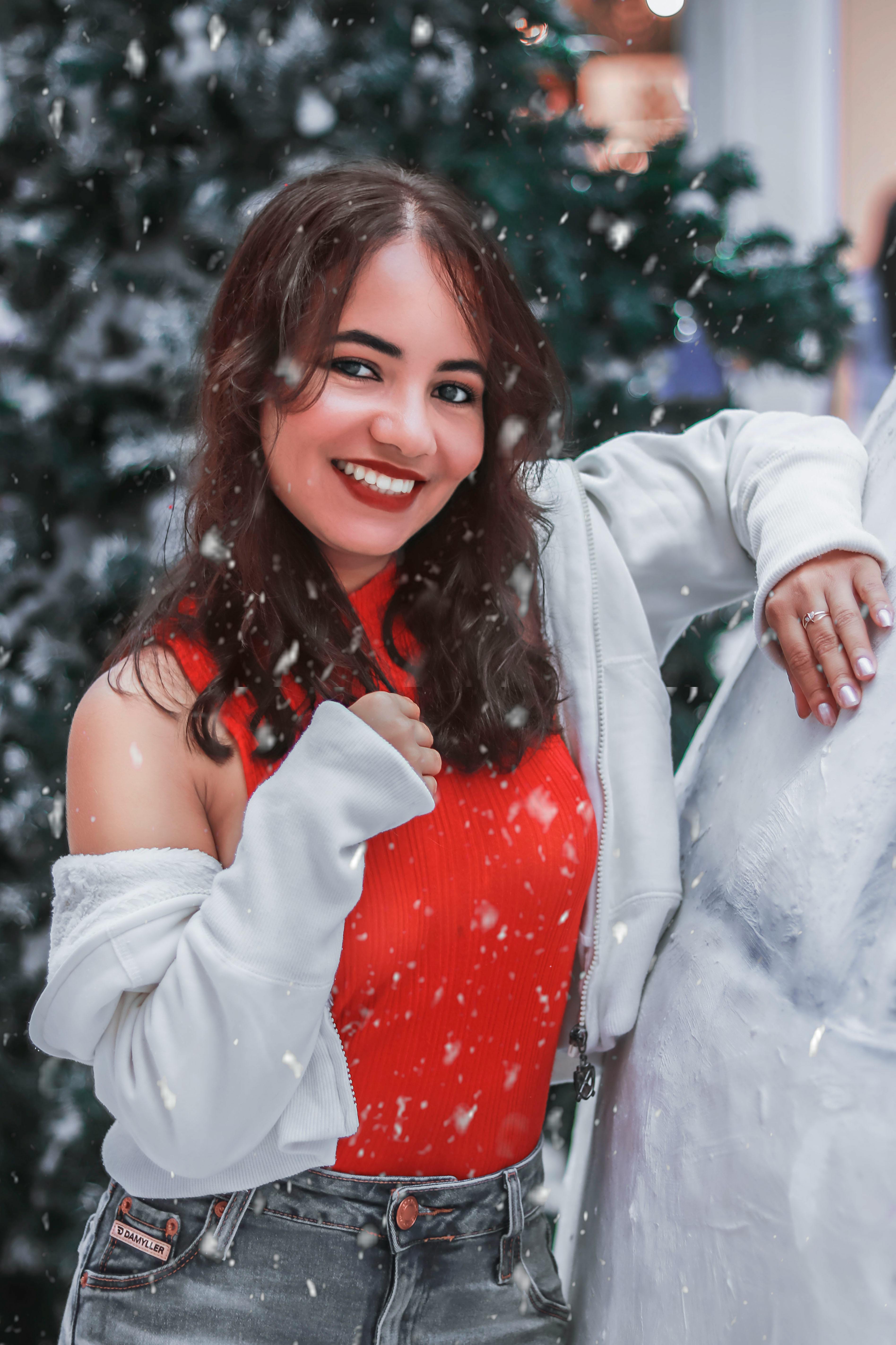7 Ways to Pose with friends in the Snow – The Sassy Blonde | Snow  photoshoot, Friend poses, Winter photoshoot