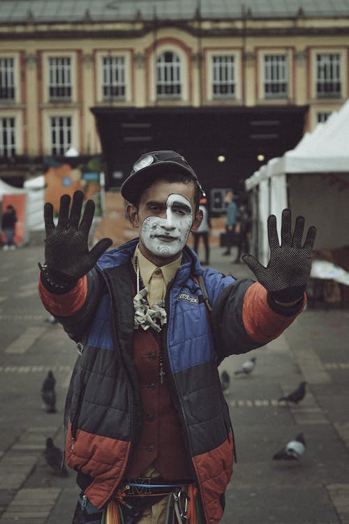 Kostenloses Stock Foto zu gesicht verkleiden, hände zeigen, handschuhe