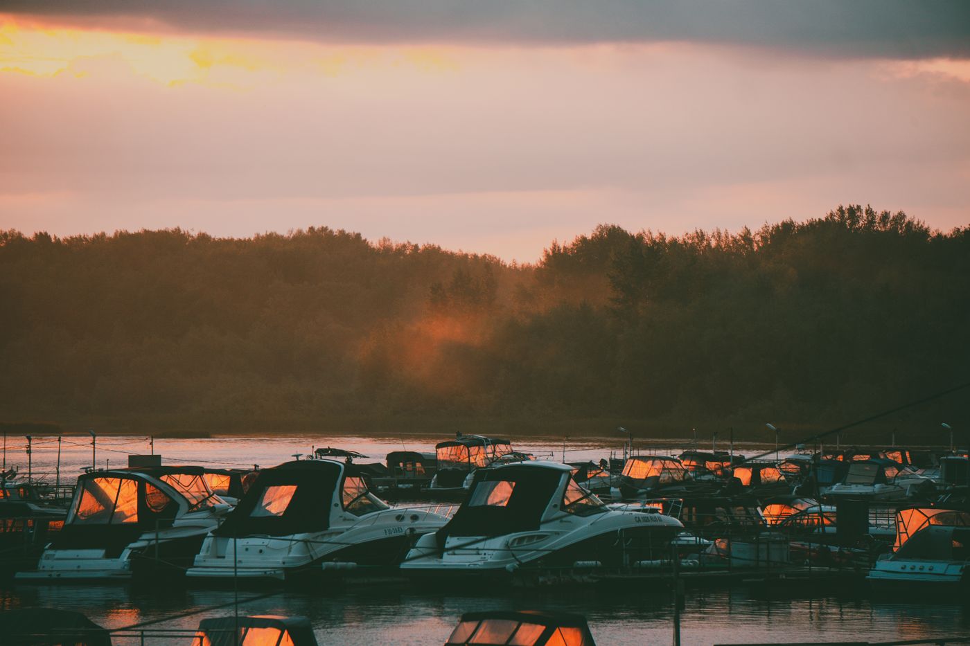 Bateaux au port au coucher du soleil