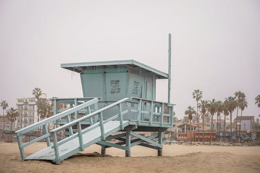 A classic lifeguard hut on the sandy shores of Venice Beach, Los Angeles.