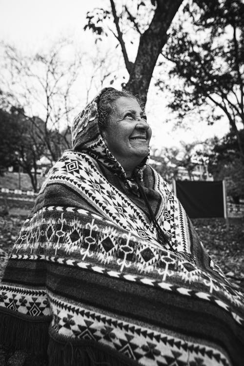 Foto d'estoc gratuïta de ancians, blanc i negre, bufanda