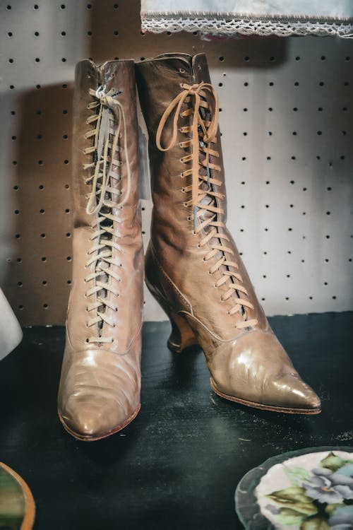 Foto profissional grátis de Antiguidade, botas de bico fino, botas de cano alto