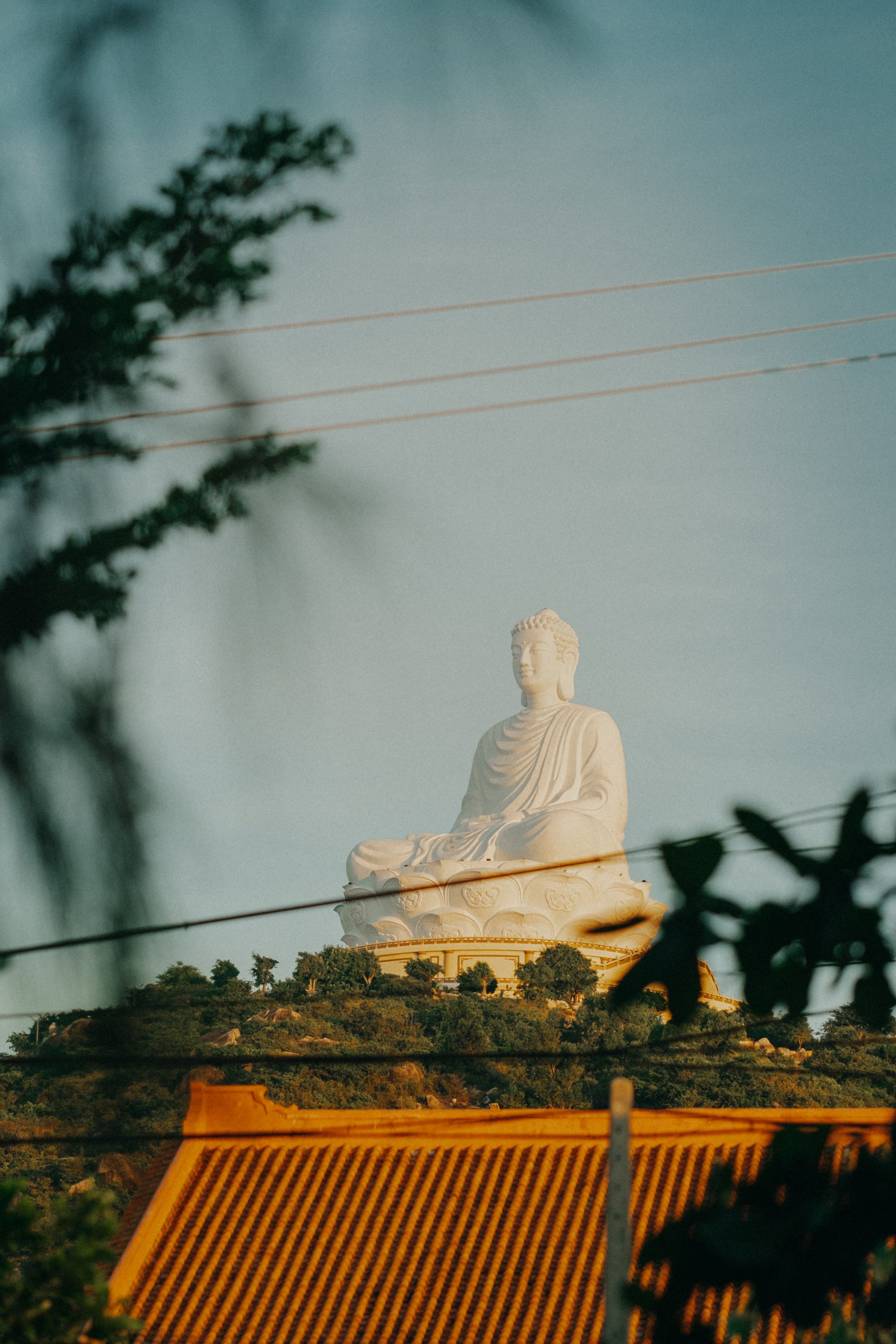 Tượng Phật trắng chùa Long Sơn Nha Trang