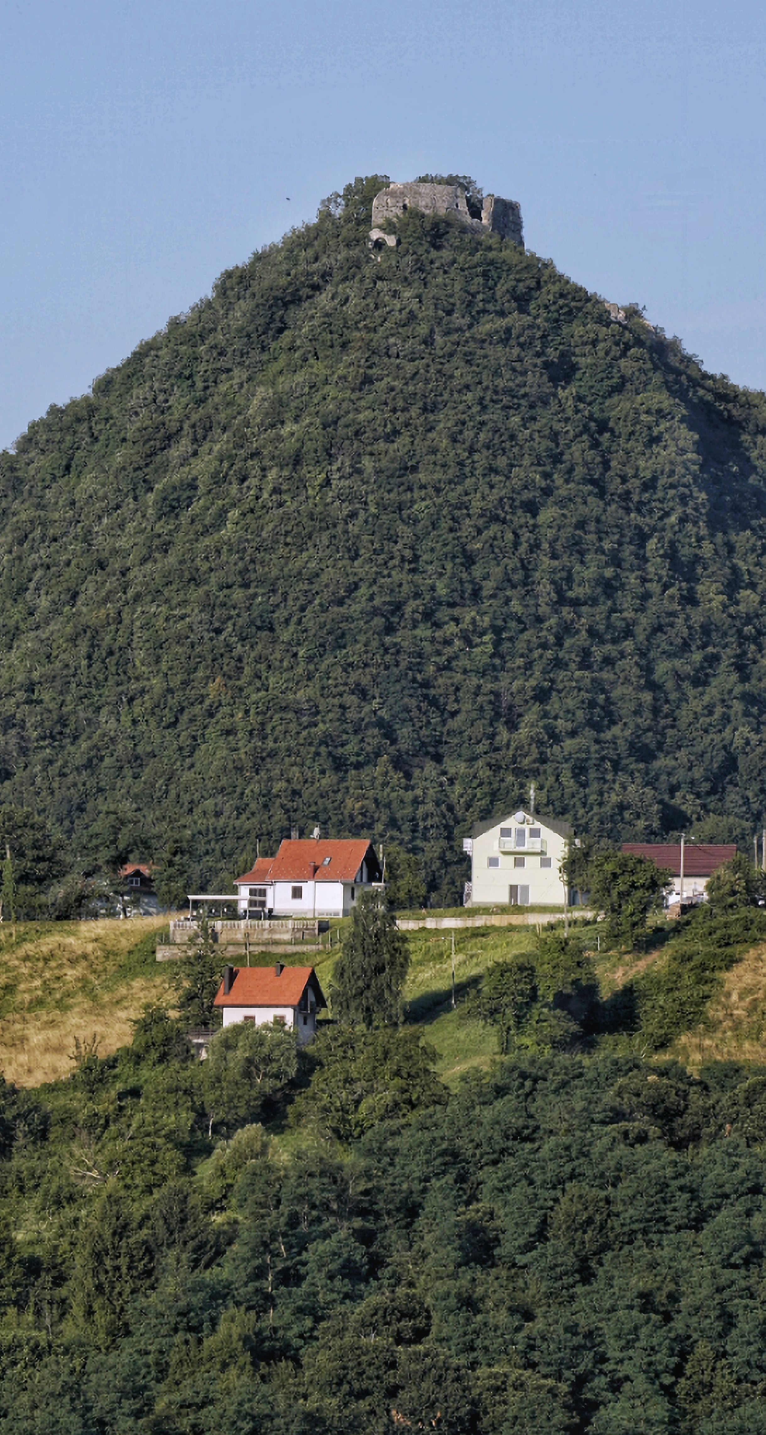 Gratis Rovine In Cima Alla Montagna Verde Foto a disposizione