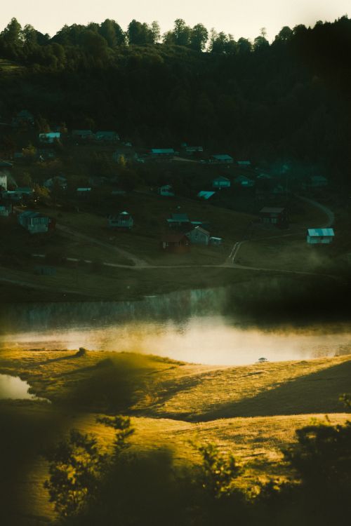 Free Serene village landscape at sunset near a misty lake in Sakarya, Türkiye. Stock Photo