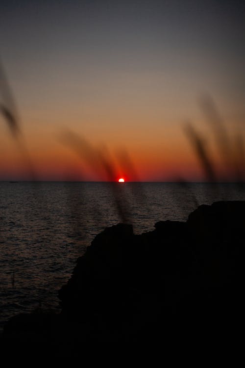 Бесплатное стоковое фото с береговая линия, вертикальный выстрел, восход