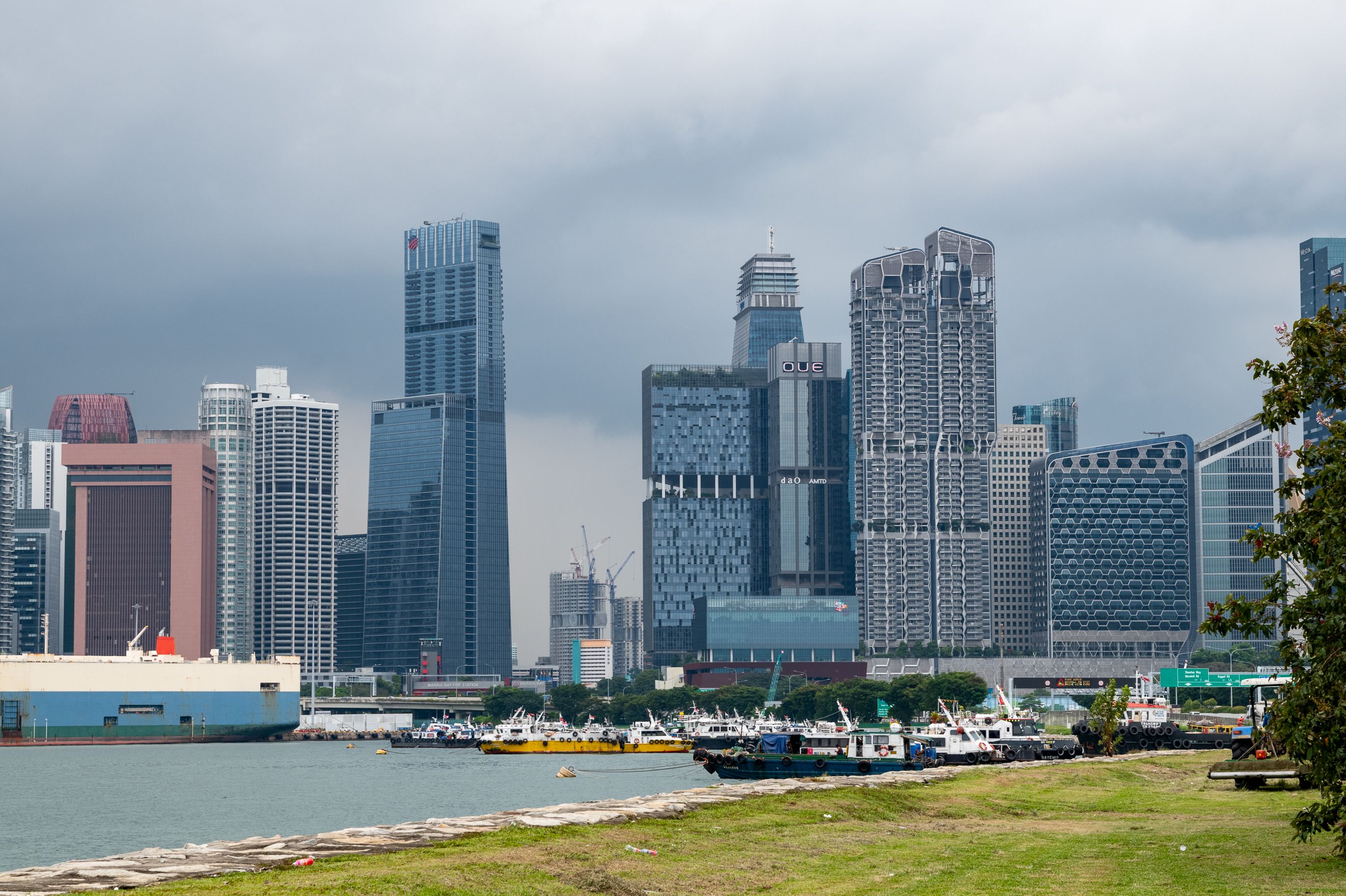 Horizonte de Singapur con rascacielos reflejados en bahía de la ciudad-estado
