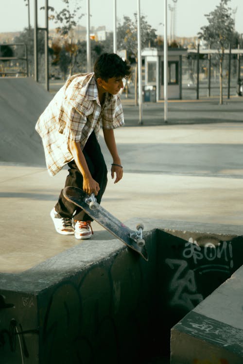 Gratis arkivbilde med mann, skatepark, skjorte