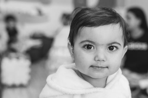 Foto profissional grátis de bebê, cabelo castanho, cabelo curto