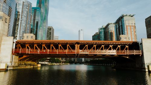 Free A vibrant view of Wells Street Bridge in Chicago with modern skyscrapers reflecting on the river. Stock Photo