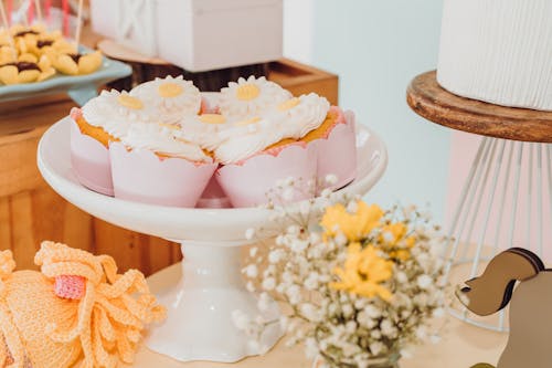 Gratis stockfoto met bloemen, bord, cakes