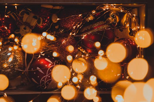 温暖的散景灯光下，充满活力的圣诞装饰品散发着节日的欢乐