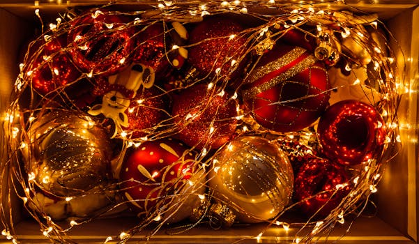 节日装饰盒里装有圣诞饰品和闪闪发光的童话灯