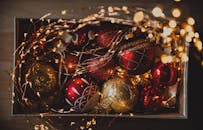 一个装满圣诞装饰品和发光灯串的盒子，非常适合节日装饰