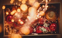 一个装满圣诞饰品和灯串的舒适节日盒子，营造出温暖的节日氛围