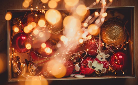 一个装满圣诞饰品和灯串的舒适节日盒子，营造出温暖的节日氛围