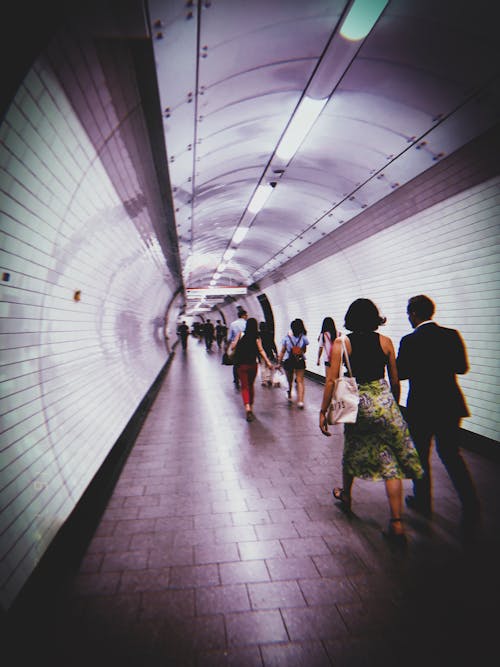 電車の廊下を歩いている人々のグループ