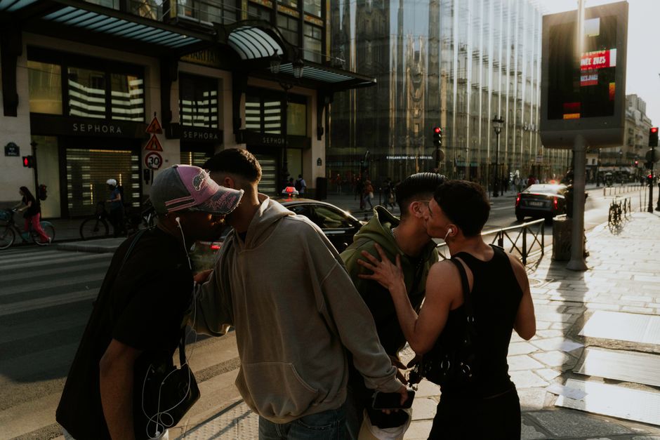 Quạt Xếp Paris Fashion Week: Từ Phụ Kiện Chống Nóng Đến Biểu Tượng Phong Cách Đỉnh Cao