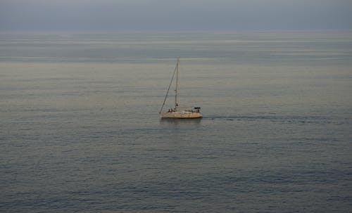 Foto profissional grátis de água, barco, barco a vela