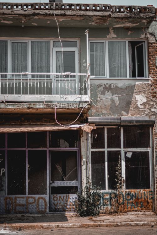 Free An old, abandoned building with damaged facade in Manisa, Türkiye. Stock Photo