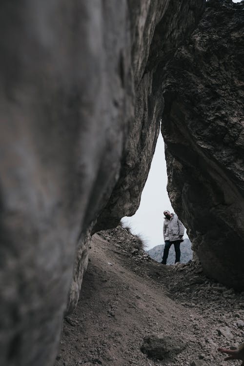 Foto stok gratis batu, gua, laki-laki