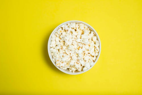 Free Popcorn, Das In Der Weißen Keramikschale Dient Stock Photo