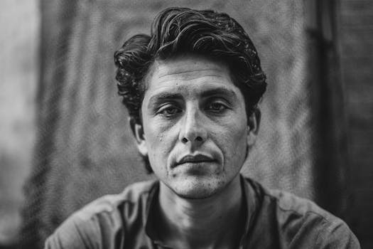 一张表情严肃的年轻人的黑白肖像