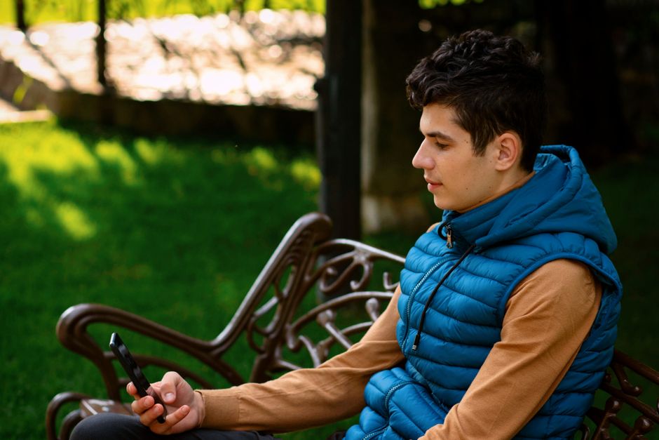 Cum reduci timpul pe telefon fără să simți că pierzi ceva important