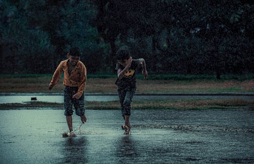 คลังภาพถ่ายฟรี ของ childern, คนกำลังวิ่ง, ฝน