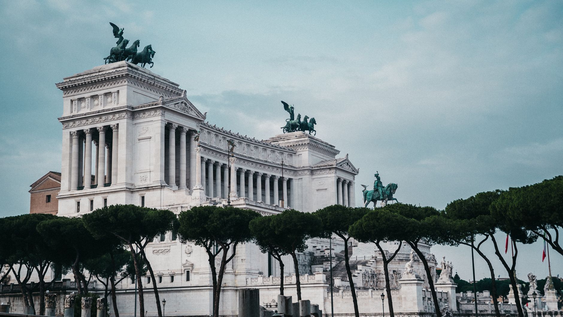Neoclassical architecture of the Altar of the Fatherland, Rome, Italy. — free online jigsaw puzzle on JigsawPuzzlesFreeOnline.org