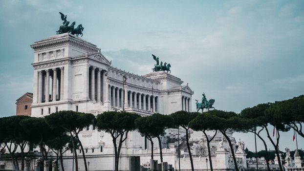 Neoclassical architecture of the Altar of the Fatherland, Rome, Italy., free online jigsaw puzzle on JigsawPuzzlesFreeOnline.org
