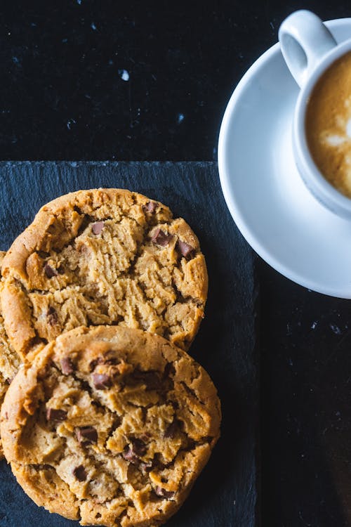 Kostnadsfri bild av cappuccino, Chocolate chip cookies, dryck