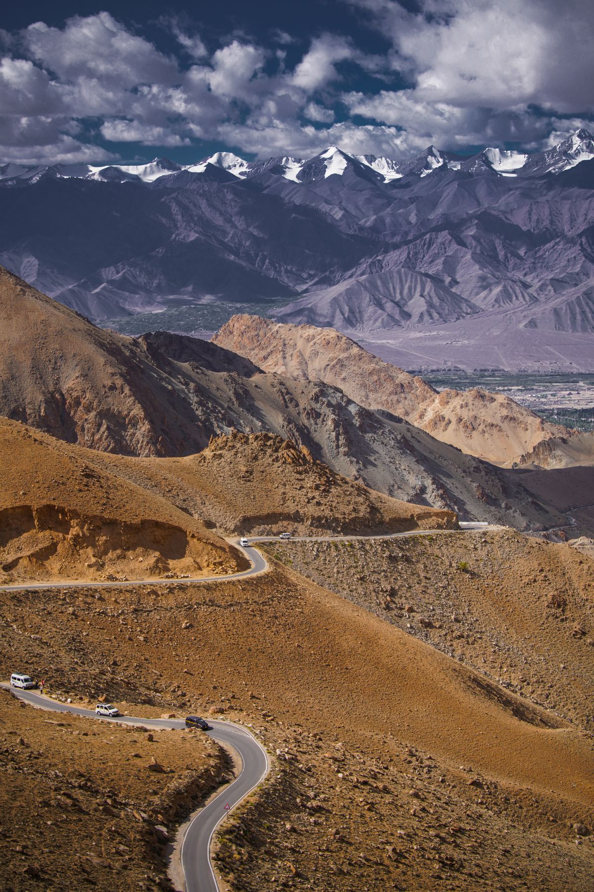 Carretera serpenteante entre montañas de Ladakh, India.