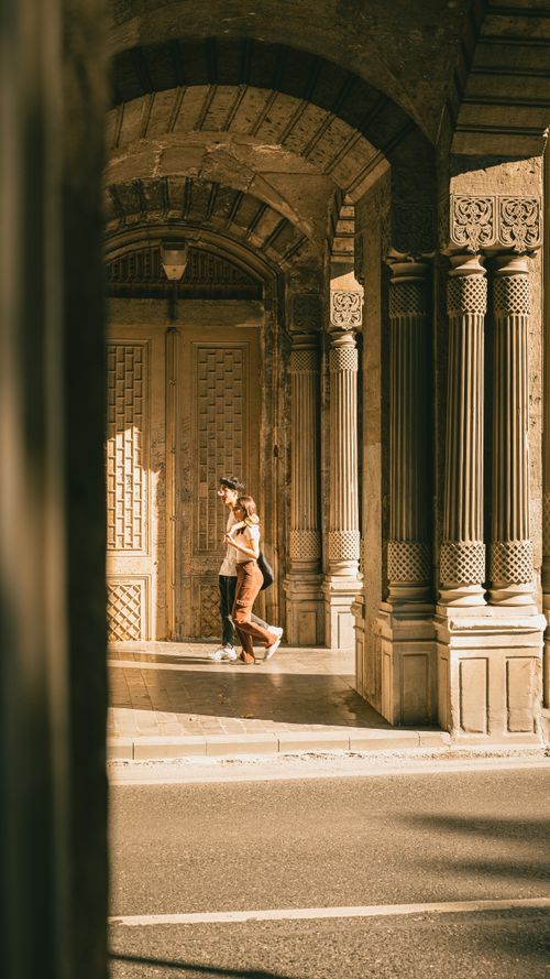 Romantic Couple in Historic Colonnade · Free Stock Photo
